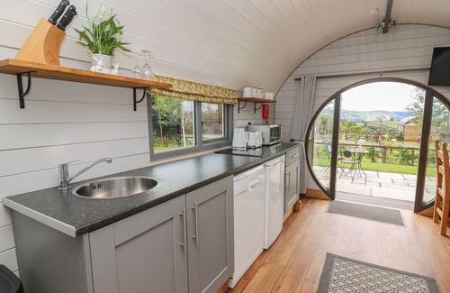 Rhayader Cottage | WOODLAND VIEW, pet friendly, with hot tub in Rhayader