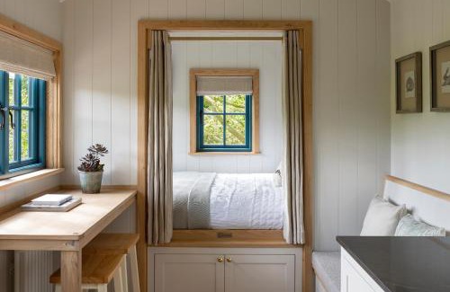 Baslow House | Woodlands Shepherds HutChatsworth Estate