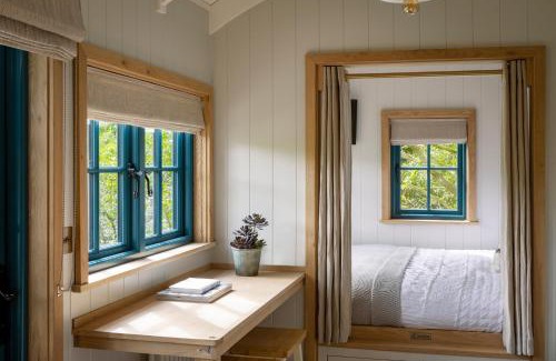 Baslow House | Woodlands Shepherds HutChatsworth Estate