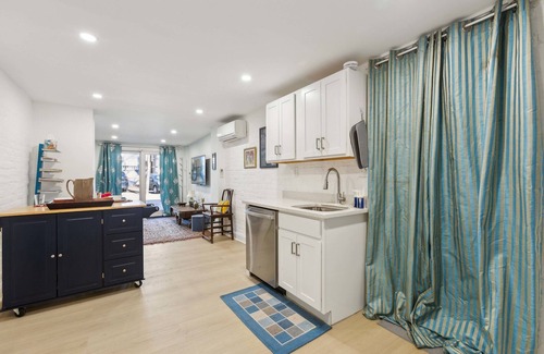 Woodley Park Apartment | Woodley Wayfarer: Walk to Zoo + On Premise Parking
