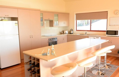 Waterhouse House | Woodlin - You have to see it to believe it - IT'S ALL ABOUT THOSE VIEWS!