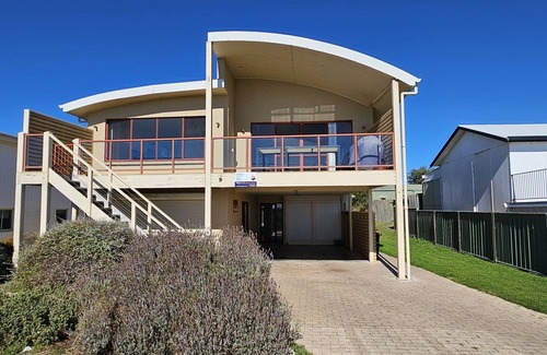 Waterhouse House | Woodlin - You have to see it to believe it - IT'S ALL ABOUT THOSE VIEWS!