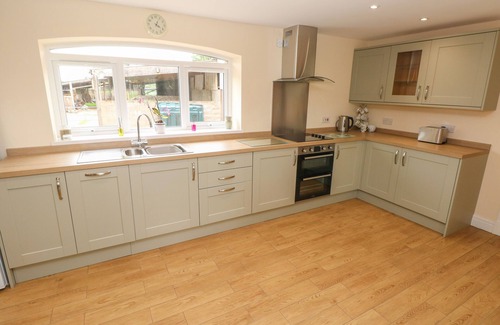 Miskin Cottage | WOODPECKER BARN, pet friendly, character holiday cottage in Pontyclun