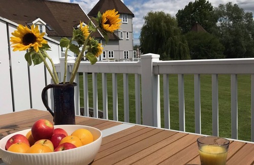 South Cerney House | Woodpecker Lodge - Lakeside views at Isis Lake