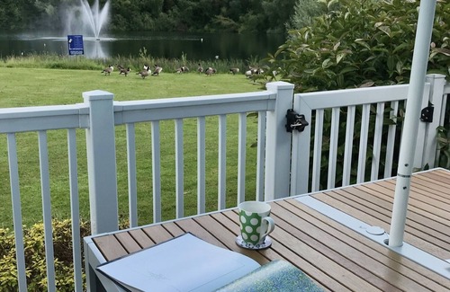 South Cerney House | Woodpecker Lodge - Lakeside views at Isis Lake