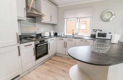 Black Torrington Cottage | WOODPECKER LODGE, pet friendly in Sheepwash