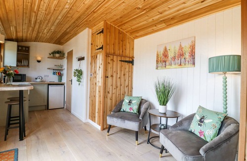 Cambridge Cottage | WOODPECKER, pet friendly, character holiday cottage in Bottisham