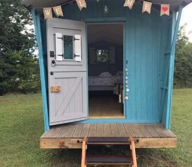 Newmarket Apartment | Woodpecker Shepherd Hut with private facilities Newmarket CB8