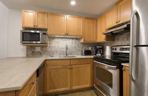 Upper Village House | Woodrun Lodge 414 | Cozy Ski-In Ski-Out Condo w/Shared Hot Tub, Pool, Fireplace, & Parking