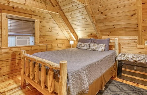 Warm Springs Cabin | Woodscape Cabins "Wolf" - End Cabin of Triplex