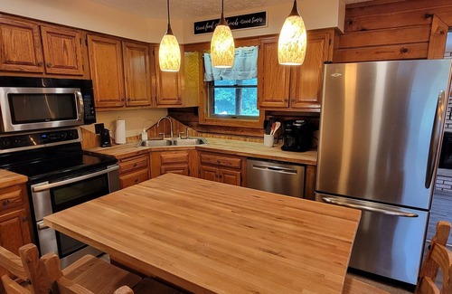 Farmington Cabin | Woodside Escape | 5BR, 3BA, Hot Tub, Large yard