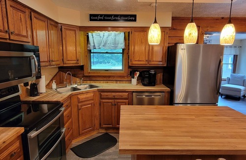 Farmington Cabin | Woodside Escape | 5BR, 3BA, Hot Tub, Large yard