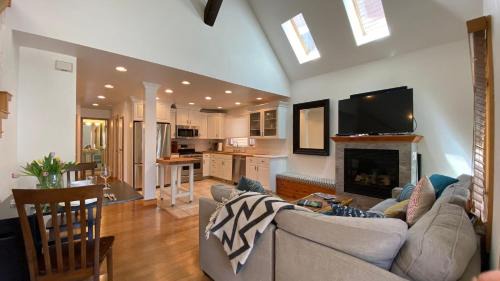 North Park City House | Woodside Getaway by AvantStay Character Home Close To Park City Resort w Hot Tub
