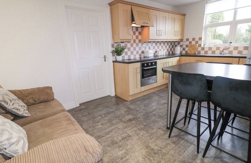 Coleraine Cottage | WOODSIDE GUEST HOUSE, family friendly, with hot tub in Castlerock