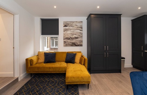 North Finchley Apartment | Woodside Pk Rd 13-A Woodside Park 3 Bedroom and 1 Bathroom Apt. A with Parking