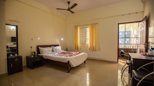 Thekkady Hotel | Woodside residency