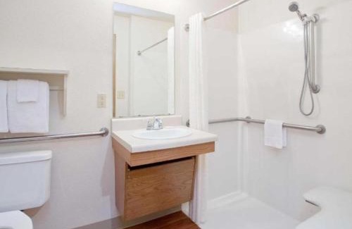 Southwest Topeka Hotel | WoodSpring Suites Topeka