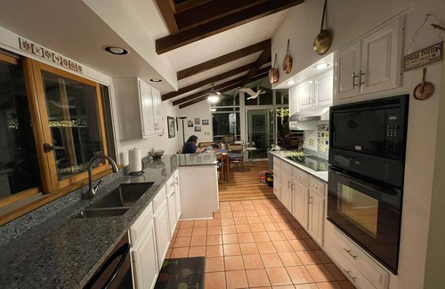 Truro House | Woodsy Cape Cod Summer Retreat Sleeps12; Dune Walk Beach, Easy 'Vacaying' w A/C.