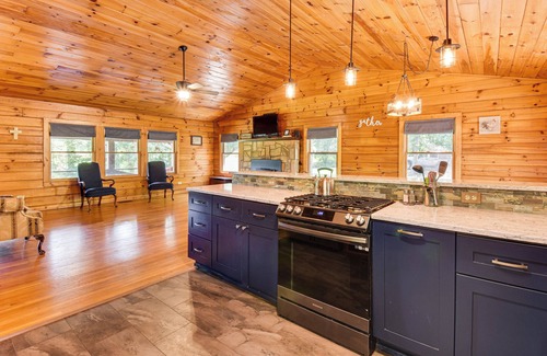 Toccoa Cottage | Woodsy Hideaway: 8 Mi to Henderson Falls Park!
