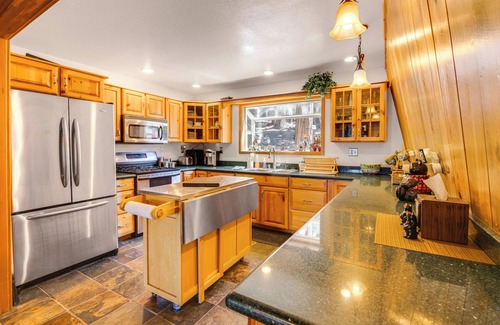 Lake Almanor Country Club Cabin | Woodsy Lake Almanor Cabin w/Community Perks!