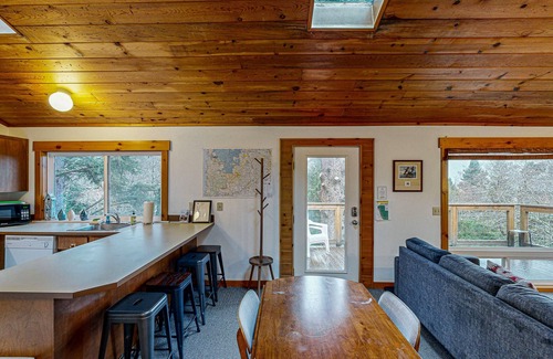 Oceanside Apartment | Woodsy retreat near the beach with WiFi, washer/dryer & gas fireplace