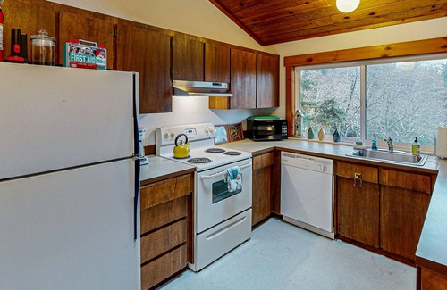Oceanside Apartment | Woodsy retreat near the beach with WiFi, washer/dryer & gas fireplace