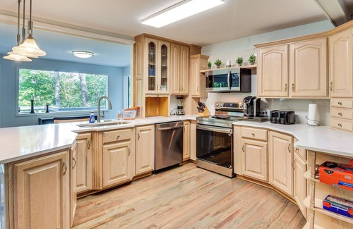 Dahlonega House | Woodsy Retreat w/Deck & Views in Dahlonega!