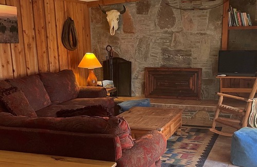 Sedan Cabin | Woodsy rural cabin on the Middle Caney River.