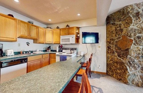Snowmass Village Apartment | Woodsy Ski-In/Ski-Out Condo w/Shared Pool & Hot Tubs - Next to the Slopes