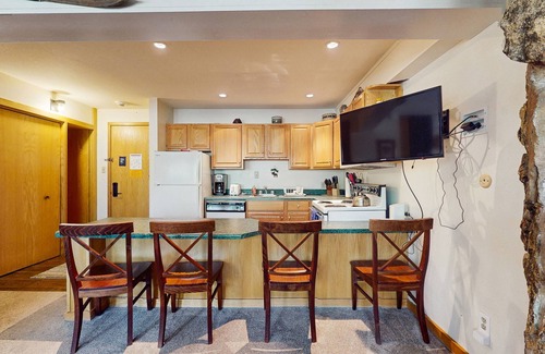Snowmass Village Apartment | Woodsy Ski-In/Ski-Out Condo w/Shared Pool & Hot Tubs - Next to the Slopes