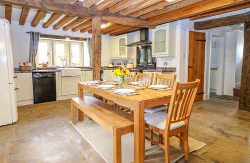 Tupton Cottage | WOODTHORPE CRUCK COTTAGE, family friendly, with hot tub in Clay Cross