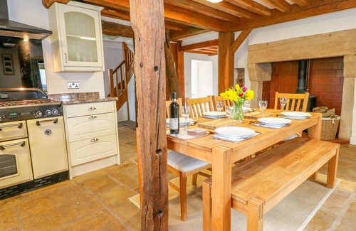Tupton Cottage | WOODTHORPE CRUCK COTTAGE, family friendly, with hot tub in Clay Cross