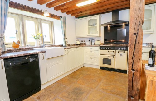 Tupton Cottage | WOODTHORPE CRUCK COTTAGE, family friendly, with hot tub in Clay Cross