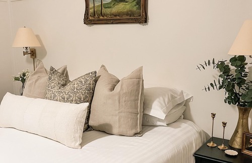 Olinda Bed & Breakfast | Woolrich Cottage - 2 Bedroom Cottage in Gorgeous Gardens