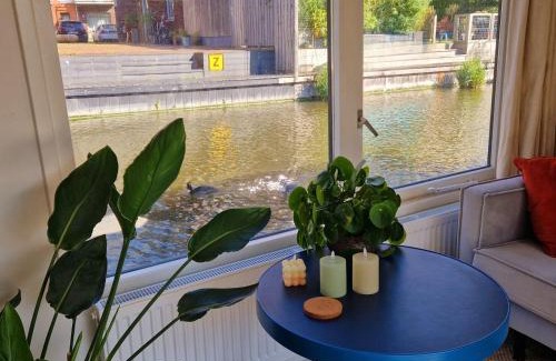 Alkmaar Boat Rental | Woonboot Zus Zwaan