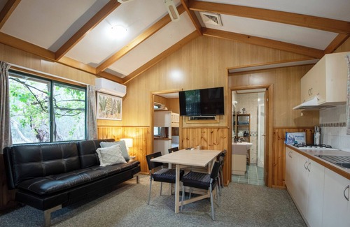 Beechworth Cottage | Woongarra Cottage - Tranquil Off-Grid Nature Escape in a Bush Setting