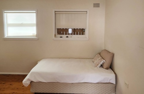Woonona House | Woonona Beachside. 3 houses from Woonona Beach, opposite Park.