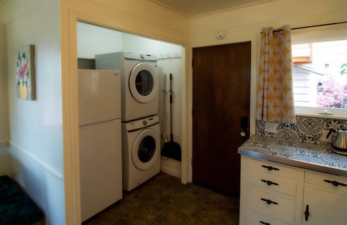 Tillamook House | Work away ready, dog friendly. Downtown Tillamook - Modern Vintage