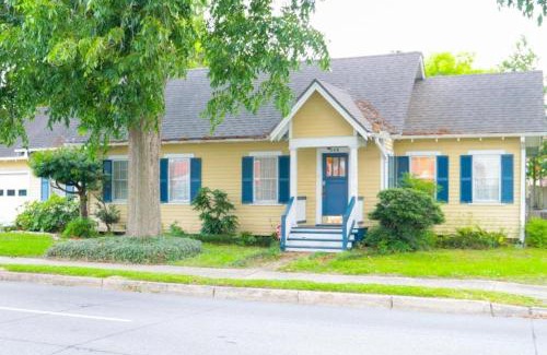 Downtown House | Work Crew Haven: Spacious Corporate Lodging