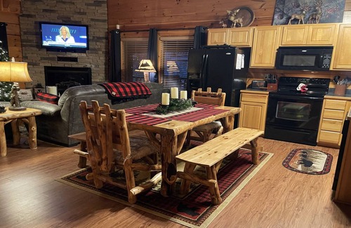 Sevierville Cabin | Work w/Owner Mtn Views Game Loft Pools Mini Golf Free WiFi DirecTV Easy Roads