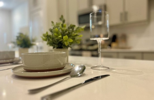 Sherman Apartment | Worker Friendly 1bedroom with gym, WiFi, WasherDryer,Pool,KINGbed,A+Location