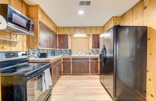 Beaumont House | Workers Haven - Pet Friendly- Patio - Fiber Wi-Fi - King Bed