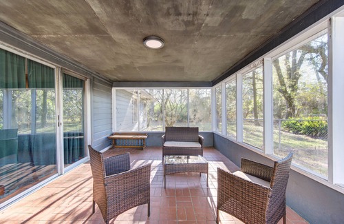 Beaumont House | Workers Haven - Pet Friendly- Patio - Fiber Wi-Fi - King Bed