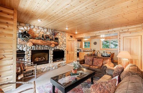 Deer Valley Condo | World-class Ski spot + Year-round Pool & Hot Tub!