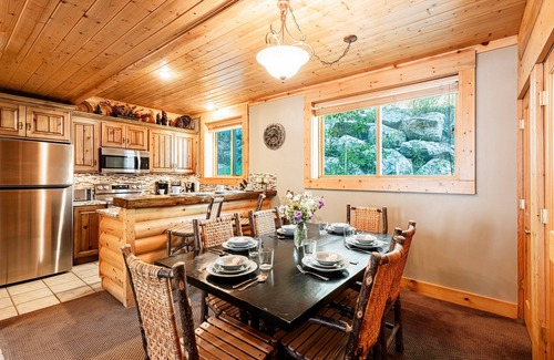 Deer Valley Condo | World-class Ski spot + Year-round Pool & Hot Tub!