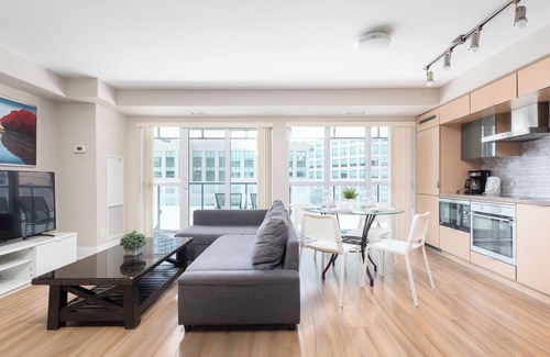 Toronto Entertainment District Apartment | World Wide Stays Suite - CN Tower