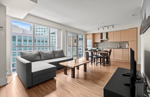Toronto Entertainment District Apartment | World Wide Stays Suite - CN Tower