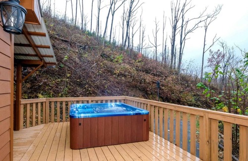 Chalet Village North Cabin | Worth The Wait | Cozy Nights by the Fire, Wine Sips in the Hot Tub, Valley Views