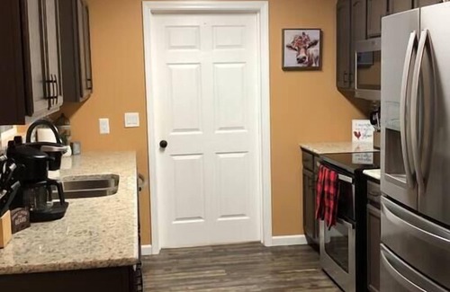 Sevierville Cabin | WOW 🤩 3BR Cabin just 2 miles to Dollywood + Arcades!