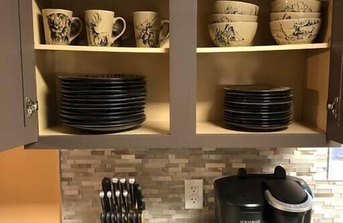 Sevierville Cabin | WOW 🤩 3BR Cabin just 2 miles to Dollywood + Arcades!